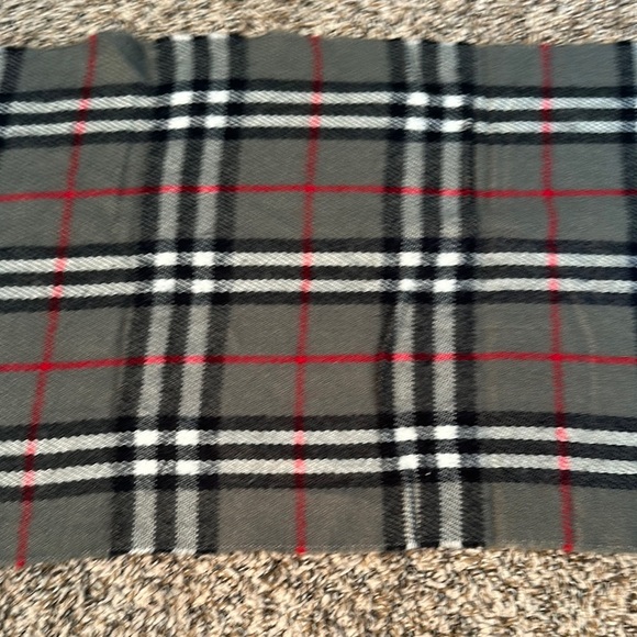 Burberry Gray , Black, and Red Checkered Scarf - Vintage Burberrys. - lambs wool - Picture 3 of 14